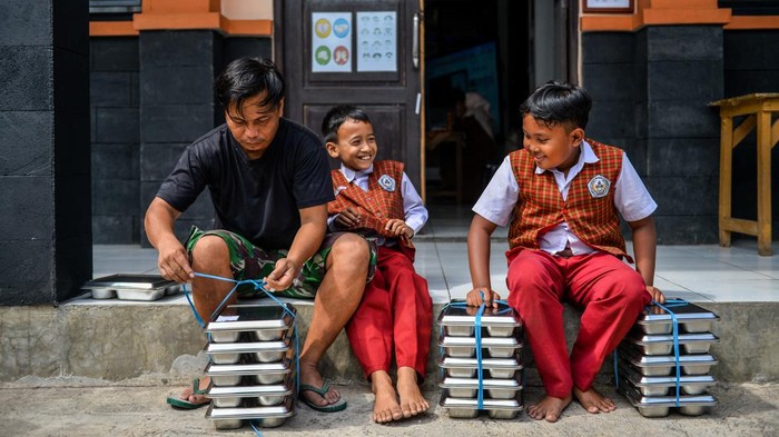 Siswa membawa Makanan Bergizi Gratis (MBG) untuk dibagikan di SDN Haurpancuh, Bandung, Jawa Barat, Selasa (31/3/2026). Data dari Badan Gizi Nasional (BGN) mencatat, hingga awal Maret 2026 program MBG telah menjangkau sekitar 61,2 juta penerima manfaat dan ditargetkan akan mencapai 82,9 juta penerima pada akhir 2026. ANTARA FOTO/Raisan Al Farisi