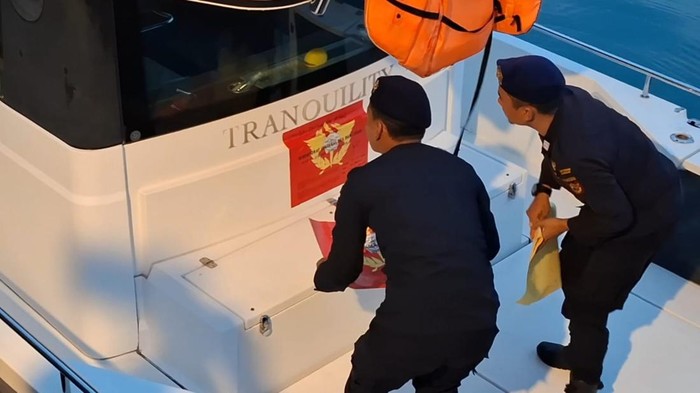 Ditjen Bea Cukai dan Ditjen Pajak Kementerian Keuangan menyegel sejumlah kapal wisata berbendera asing di Teluk Jakarta, Jakut. (Dok. Istimewa)