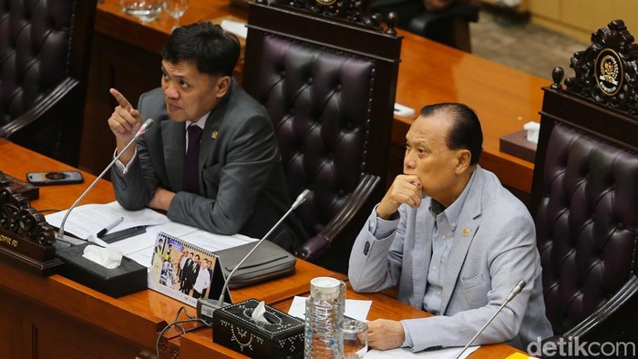Ketua Komisi III DPR Habiburokhman memimpin rapat dengar pendapat umum dengan Dirreskrimum Polda Metro Jaya Kombes Iman Imanuddin dan kuasa hukum Andrie Yunus di gedung DPR, Jakarta, Selasa (31/3/2026). Petinggi KonTraS ini diketahui disiram air keras oleh anggota TNI.