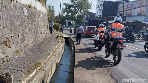Drainase tanpa penutup renggut korban jiwa di Puncak Cianjur. Drainase tanpa penutup renggut korban jiwa di Puncak Cianjur.