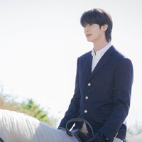 Tampil menawan jadi pangeran berkuda putih. Sang aktor meminta penggemar untuk menantikan aksinya dalam drama Korea berlatar monarki konstitusional di abad ke-21 ini. Foto: dok. MBC