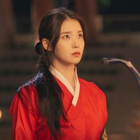 Karena ambisinya untuk meningkatkan status sosial, karakter IU melakukan pernikahan kontrak dengan Byeon Woo Seok. Kabar tersebut diumumkan langsung oleh sang pangeran dan membuat seantero Korea gempar. Foto: dok. MBC