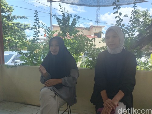 Dua warga Desa Ketara, Kecamatan Pujut, yang dipolisikan karena meviralkan roti MBG berbelatung di Polres Lombok Tengah. Foto: (Edi Suryansyah/detikBali)