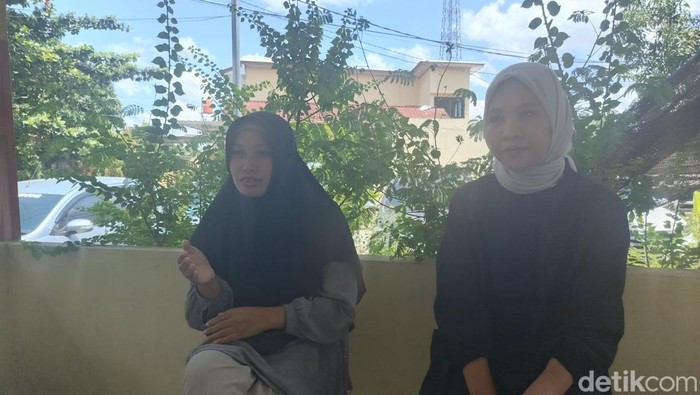 Dua warga Desa Ketara, Kecamatan Pujut, yang dipolisikan karena meviralkan roti MBG berbelatung di Polres Lombok Tengah. Foto: (Edi Suryansyah/detikBali)
