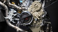 Di balik performanya, motor ini mengusung mesin Desmosedici Stradale R berkapasitas 1.103 cc. Dalam kondisi standar, tenaga yang dihasilkan mencapai 228 dk. Namun dengan paket khusus lintasan balap, outputnya meningkat hingga 247 dk. Ducati juga menyematkan komponen premium seperti katup titanium, crankshaft ringan dengan penyeimbang tungsten, serta throttle body lebih besar untuk respons optimal. Foto: Dok. Ducati
