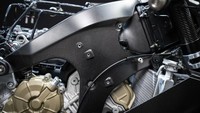 Salah satu keunggulan utama motor ini adalah bobotnya yang sangat ringan. Dengan paket balap, beratnya hanya 167 kg tanpa bahan bakar. Hal ini berkat penggunaan material serat karbon di hampir seluruh bagian, mulai dari rangka, swingarm, subframe, hingga roda. Foto: Dok. Ducati