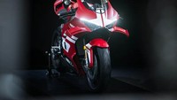 Untuk suspensi, Ducati membekali garpu Öhlins NPX bertekanan dengan tabung karbon di depan, serta peredam kejut TTX36 GP di belakang. Kombinasi ini memberikan kontrol maksimal saat melibas tikungan dengan kecepatan tinggi. Tak ketinggalan, paket elektronik lengkap seperti traction control, wheelie control, hingga dynamic engine brake turut disematkan. Ditambah desain aerodinamika dengan winglet, motor ini menawarkan stabilitas tinggi di lintasan. Foto: Dok. Ducati