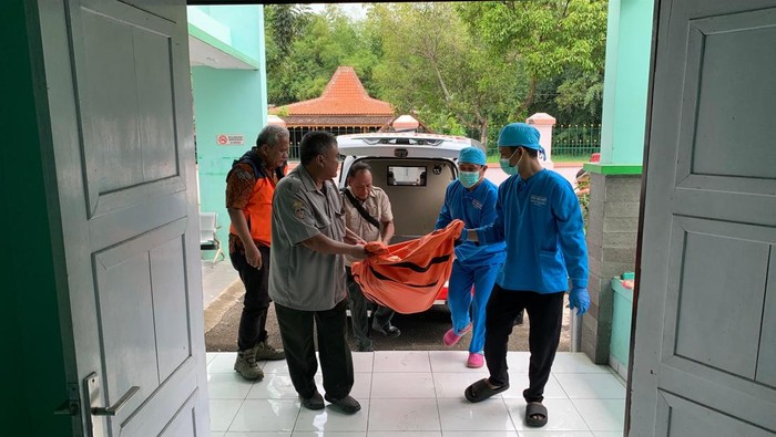 Tim SAR gabungan saat melakukan pencarian korban hilang tenggelam, di Kecamatan Kebakkramat, Kabupaten Karanganyar, Selasa (31/3/2026).