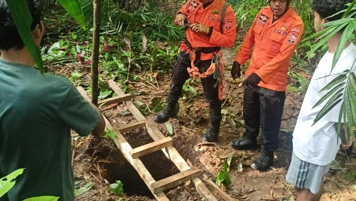 Evakuasi korban yang jatuh ke sumur sedalam 10 meter di Ciamis