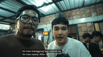 Ferry Irwandi Nyobain Aldi's Burger, Rela Pesan 3 Hari Sebelumnya!