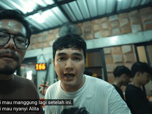 Ferry Irwandi Cicip Aldis Burger dan Daftar Makanan yang Tidak Kedaluwarsa