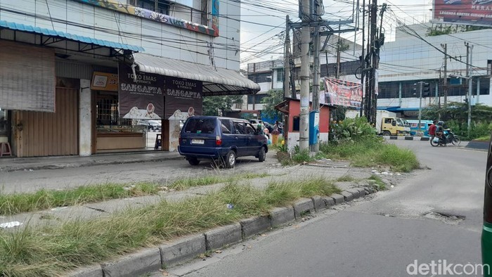 Foto: Kondisi kabel semrawut di Jalan Aksara Kota Medan. (Rechtin Hani Ritonga/detikSumut)