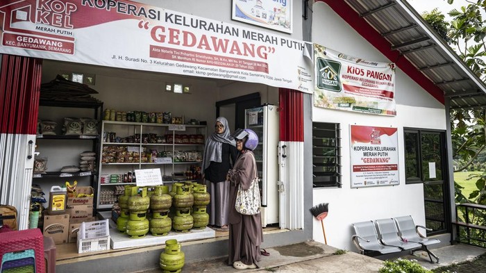 Pekerja melayani pembeli di gerai Koperasi Desa/Kelurahan Merah Putih (KDKMP) yang telah beroperasi di Gedawang, Semarang, Jawa Tengah, Selasa (31/3/2026). Data Kemenkop menyebutkan bahwa sebanyak 2.500 gerai fisik dari 34.000 pembangunan Koperasi Desa/Kelurahan Merah Putih, telah rampung 100 persen dan dapat digunakan untuk memperkuat ekonomi desa dan kelurahan di seluruh Indonesia. ANTARA FOTO/Aprillio Akbar