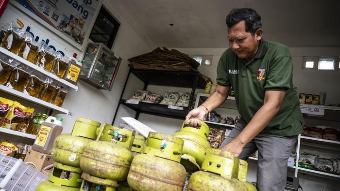 Pekerja melayani pembeli di gerai Koperasi Desa/Kelurahan Merah Putih (KDKMP) yang telah beroperasi di Gedawang, Semarang, Jawa Tengah, Selasa (31/3/2026). Data Kemenkop menyebutkan bahwa sebanyak 2.500 gerai fisik dari 34.000 pembangunan Koperasi Desa/Kelurahan Merah Putih, telah rampung 100 persen dan dapat digunakan untuk memperkuat ekonomi desa dan kelurahan di seluruh Indonesia. ANTARA FOTO/Aprillio Akbar