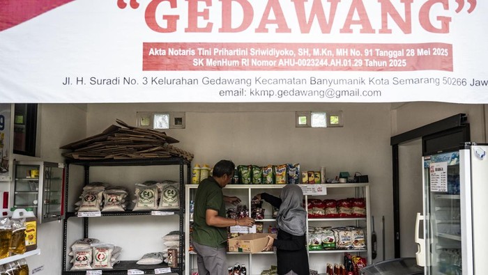 Pekerja melayani pembeli di gerai Koperasi Desa/Kelurahan Merah Putih (KDKMP) yang telah beroperasi di Gedawang, Semarang, Jawa Tengah, Selasa (31/3/2026). Data Kemenkop menyebutkan bahwa sebanyak 2.500 gerai fisik dari 34.000 pembangunan Koperasi Desa/Kelurahan Merah Putih, telah rampung 100 persen dan dapat digunakan untuk memperkuat ekonomi desa dan kelurahan di seluruh Indonesia. ANTARA FOTO/Aprillio Akbar