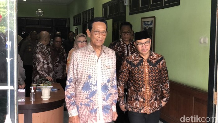 Gubernur DIY Sri Sultan Hamengku Buwono X (kiri) ditemui usai Acara Silaturahmi di Balai Kota Jogja, Selasa (31/3).