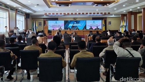 Gubernur NTB Lalu Muhamad Iqbal didampingi Wakil Gubernur NTB Indah Dhamayanti Putri saat rapat paripurna bersama DPRD NTB, Senin (30/3/2026). (Foto: Ahmad Viqi/detikBali).