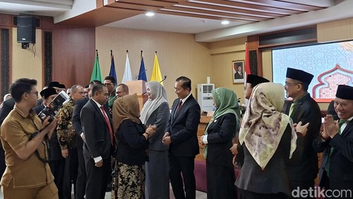 Gubernur NTB Lalu Muhamad Iqbal saat menghadiri rapat paripurna di DPRD NTB, Senin (30/3/2026). (Foto: Ahmad Viqi/detikBali)
