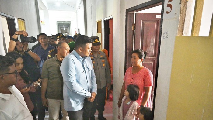Gubsu Bobby Nasution saat meninjau hunian untuk korban bencana alam
