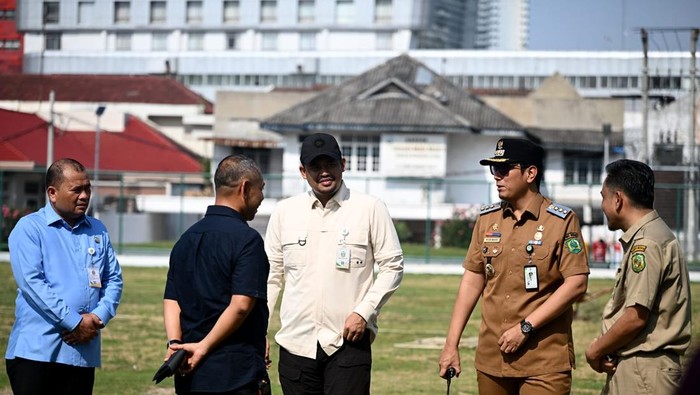 Gubsu Bobby Nasution dan Walkot Medan Rico Waas meninjau Lapangan Kebun Bunga (Dok. Diskominfo Sumut)
