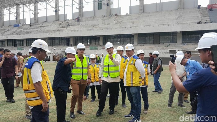 Gubsu Bobby Nasution dan Walkot Medan Rico Waas meninjau revitalisasi Stadion Teladan Medan (Nizar Aldi/detikSumut)