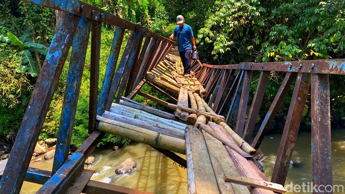 Horor Jembatan Melintir di Cibadak, Hanya Ditopang Dua Batang Bambu