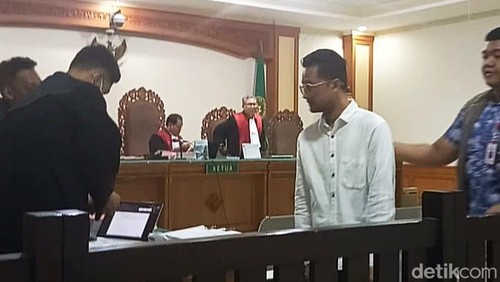 I Ketut Tunas, terdakwa kasus korupsi BRI di Karangasem saat menjalani sidang di Pengadilan Negeri Tipikor Denpasar, Selasa (31/3/2026). (Dokumentasi Wibhi Leksono)