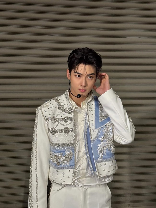 Personel ASTRO, Cha Eun Woo yang kian eksis sebagai aktor ikut mendominasi daftar ini. Namanya terselip di antara personel BTS dengan 47,2 juta followers. Foto: Instagram