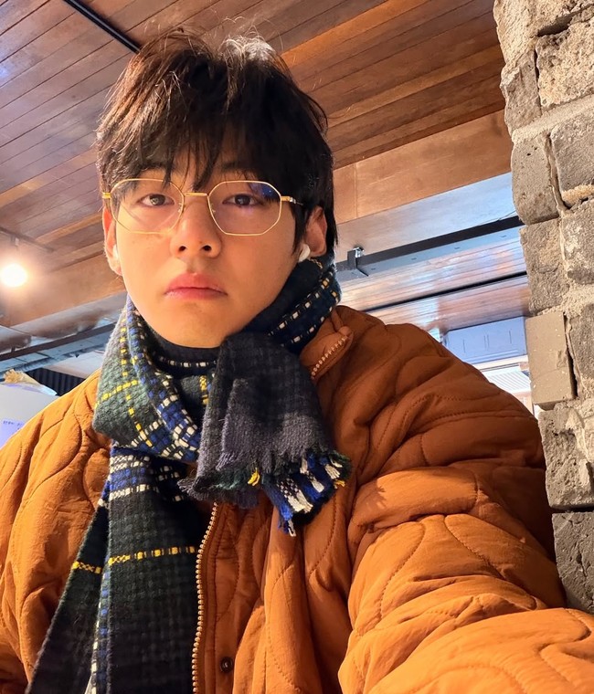 Kim Taehyung alias V terungkap sebagai personel BTS dengan jumlah followers terbanyak. Tak heran jika postingan fotonya bisa tembus 10 juta likes. Pemilik akun Instagram @thv itu diikuti 71,3 juta followers. Foto: Instagram