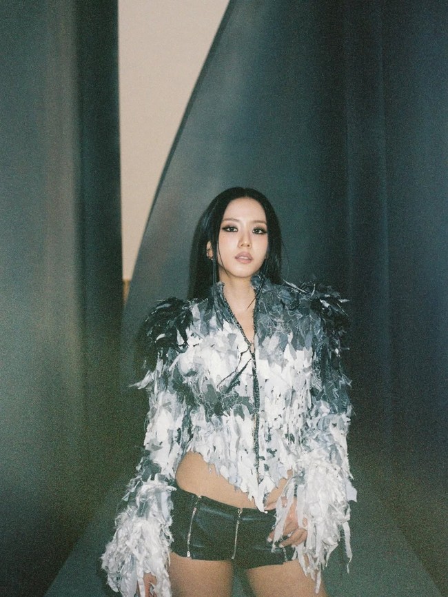 Jisoo BLACKPINK juga dikenal luas sebagai aktris. Tahun ini, ia comeback lewat drama Korea Boyfriend on Demand dan sudah mengumpulkan 80,7 juta followers. Foto: Instagram