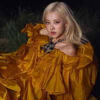 Rose BLACKPINK menyusul Lisa dan Jennie pada urutan tiga dengan 84,5 juta followers di Instagram. Ia juga meraih Guinness World Record sebagai idol KPop pertama yang memuncaki Apple Music Top 100 Global Chart dan video klip solois KPop paling banyak ditonton dalam 24 jam. Foto: Instagram