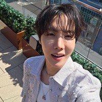 Rapper BTS, J-Hope menempati peringkat tujuh teratas. Ia kerap membagikan foto campaign dengan rumah mode dunia dan cover dance kepada 54,1 juta followers-nya di Instagram. Foto: Instagram
