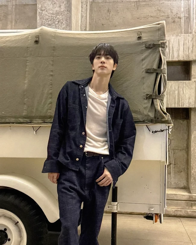 Jin BTS termasuk idol KPop dengan username Instagram ter-aesthetic @jin. Ia juga termasuk idol KPop dengan jumlah followers terbanyak di angka 53,3 juta. Foto: Instagram