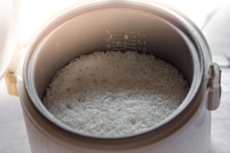 Ilustrasi memasak nasi di rice cooker