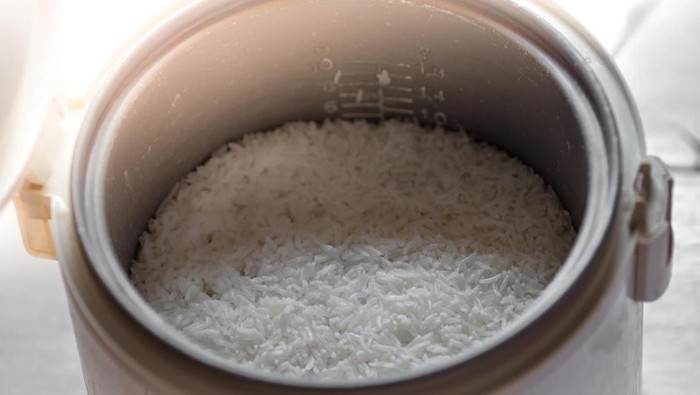Ilustrasi memasak nasi di rice cooker