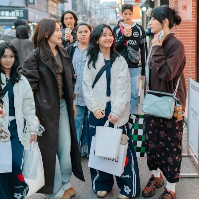 Seru! Ayu Ting Ting dan Hesti Purwadinata Kulineran di China dan Korea