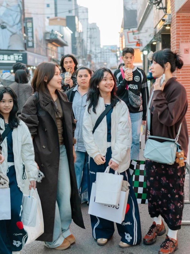 Seru! Ayu Ting Ting dan Hesti Purwadinata Kulineran di China dan Korea