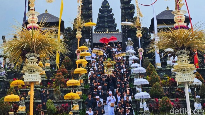 Iring-iringan Ida Bhatara saat berada di pintu masuk Pura Penataran Agung Besakih untuk mengikuti prosesi melasti menuju Tegal Suci, Desa Menanga, Selasa (31/3/2026).