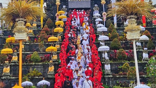 Iring-iringan Ida Bhatara saat berada di pintu masuk Pura Penataran Agung Besakih untuk mengikuti prosesi melasti menuju Tegal Suci, Desa Menanga, Selasa (31/3/2026).