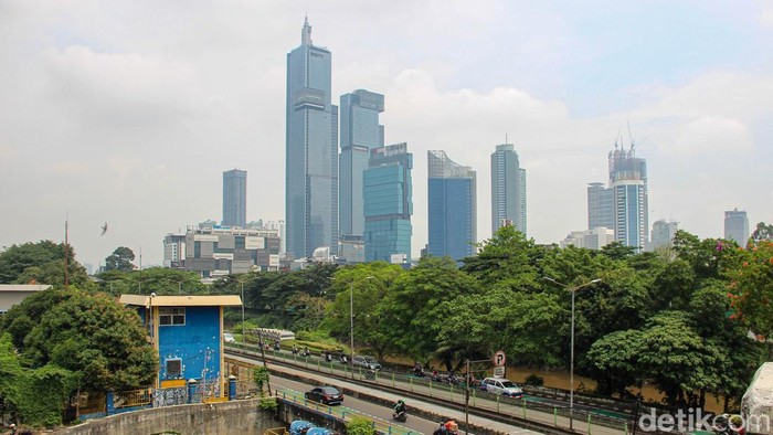 Aktivitas masyarakat Jakarta kembali normal usai libur Lebaran 2026 dengan lalu lintas mulai padat di berbagai ruas, Selasa (31/3/2026). Namun kualitas udara memburuk, warga diimbau gunakan masker.