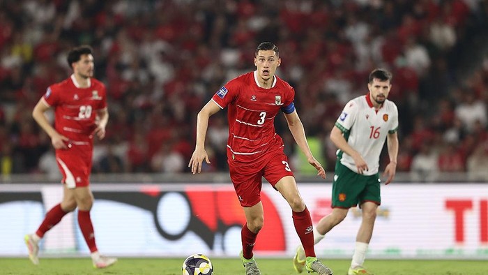 JAKARTA, INDONESIA - MARCH 30: Jay Idzes of Indonesia controls the ball during the FIFA Series 2026 match between Indonesia and Bulgaria at Gelora Bung Karno Stadium on March 30, 2026 in Jakarta, Indonesia. (Photo by Robertus Pudyanto - FIFA/FIFA via Getty Images)