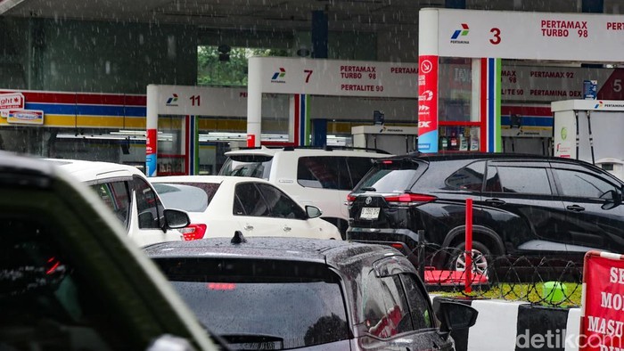 Antrean panjang kendaraan untuk mengisi bahan bakar minyak (BBM) terlihat di sejumlah Stasiun Pengisian Bahan Bakar Umum (SPBU) Pertamina sejak pagi hingga siang hari ini, Selasa (31/3/2026).