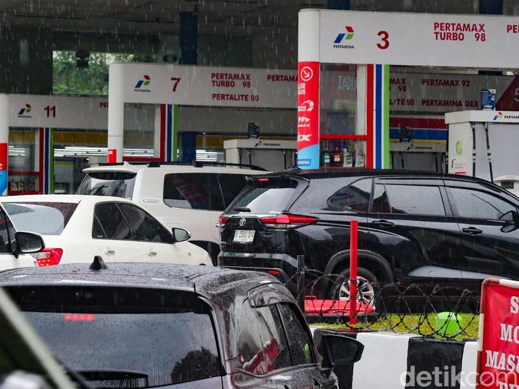 Jelang 1 April, Antrean Mobil Mengular di SPBU Jakarta