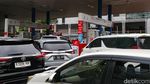Jelang 1 April, Antrean Mobil Mengular di SPBU Jakarta