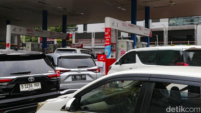 Antrean panjang kendaraan untuk mengisi bahan bakar minyak (BBM) terlihat di sejumlah Stasiun Pengisian Bahan Bakar Umum (SPBU) Pertamina sejak pagi hingga siang hari ini, Selasa (31/3/2026).