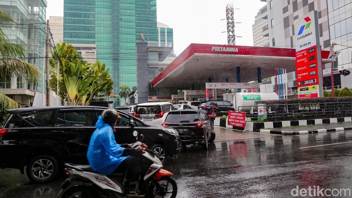Antrean panjang kendaraan untuk mengisi bahan bakar minyak (BBM) terlihat di sejumlah Stasiun Pengisian Bahan Bakar Umum (SPBU) Pertamina sejak pagi hingga siang hari ini, Selasa (31/3/2026).