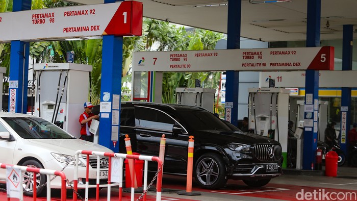 Antrean panjang kendaraan untuk mengisi bahan bakar minyak (BBM) terlihat di sejumlah Stasiun Pengisian Bahan Bakar Umum (SPBU) Pertamina sejak pagi hingga siang hari ini, Selasa (31/3/2026).