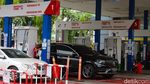 Jelang 1 April, Antrean Mobil Mengular di SPBU Jakarta