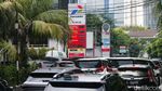 Jelang 1 April, Antrean Mobil Mengular di SPBU Jakarta