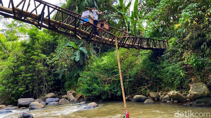 Jembatan bambu Sukabumi.